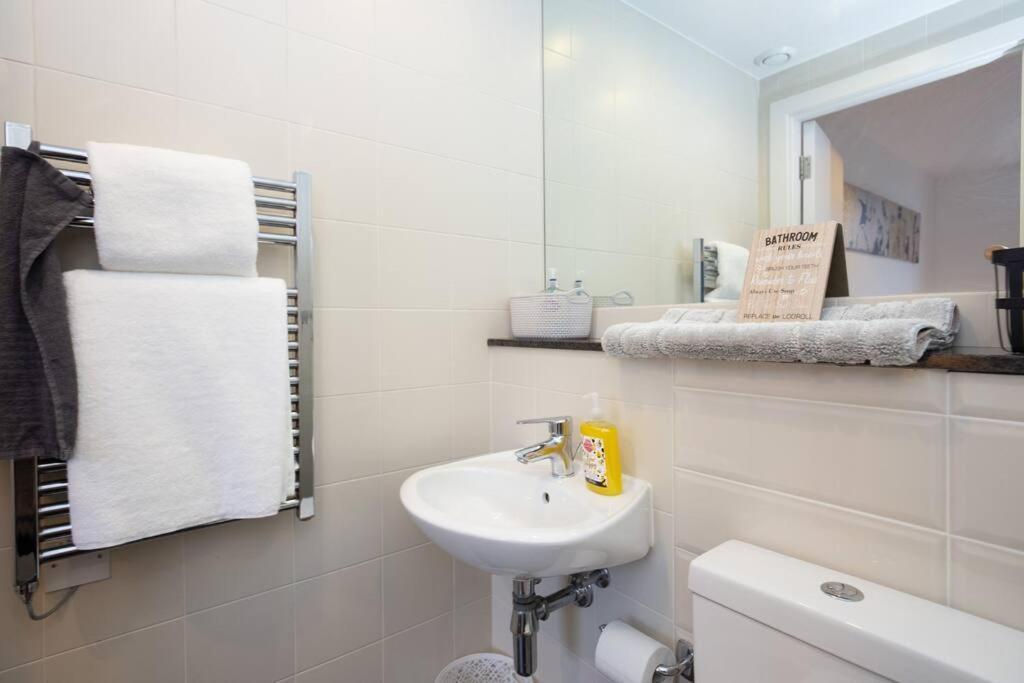 Stylish Mediacity 2Bed, Sleeps 6, Amazing Views Manchester Bagian luar foto