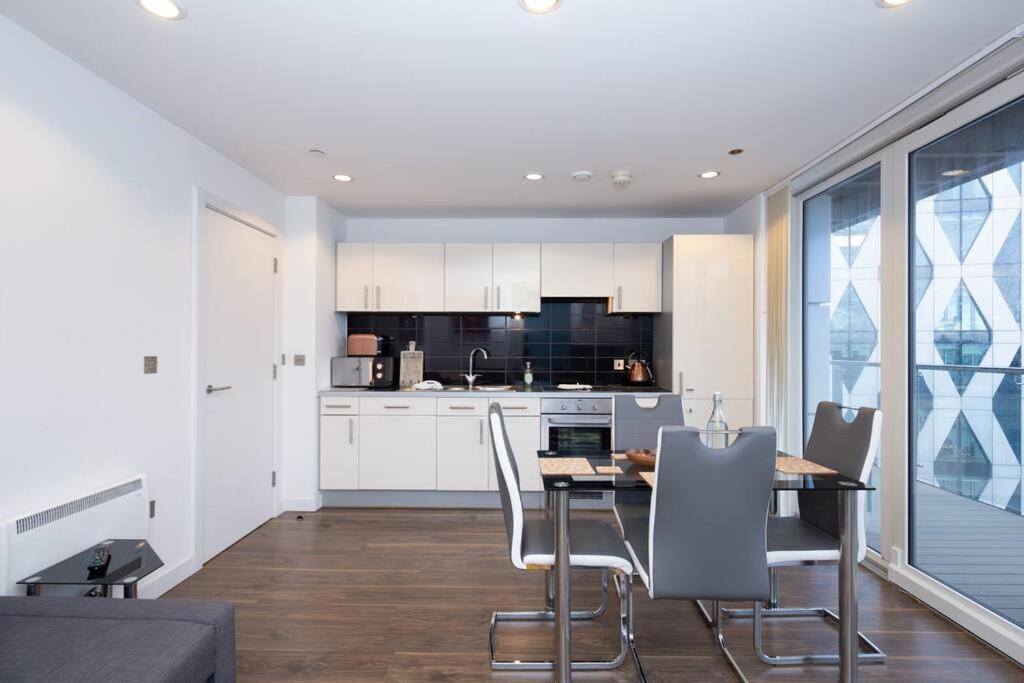 Stylish Mediacity 2Bed, Sleeps 6, Amazing Views Manchester Bagian luar foto