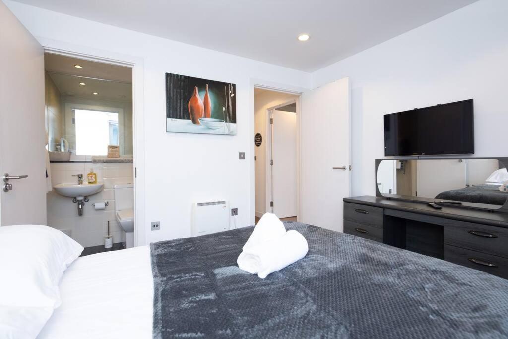 Stylish Mediacity 2Bed, Sleeps 6, Amazing Views Manchester Bagian luar foto