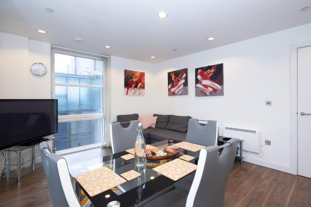Stylish Mediacity 2Bed, Sleeps 6, Amazing Views Manchester Bagian luar foto
