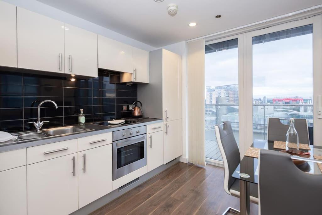 Stylish Mediacity 2Bed, Sleeps 6, Amazing Views Manchester Bagian luar foto